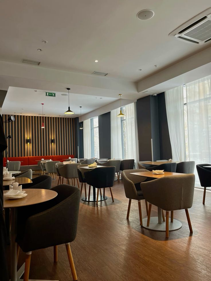 Dining photo placeholder (replace with your licensed image)